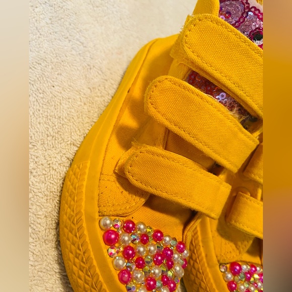 OCOEE toddler girls sneakers size 27 - Shiny Pearl Accents - Unique - box 57 - Picture 2 of 5